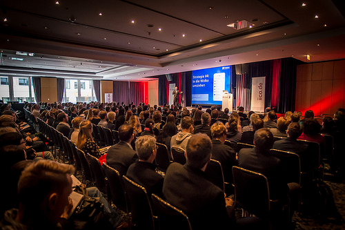 Über 400 Zuschauer bei der Eröffnungsrede von Bernd Völcker, Vorstand der Infopark AG, auf der iico2014.
